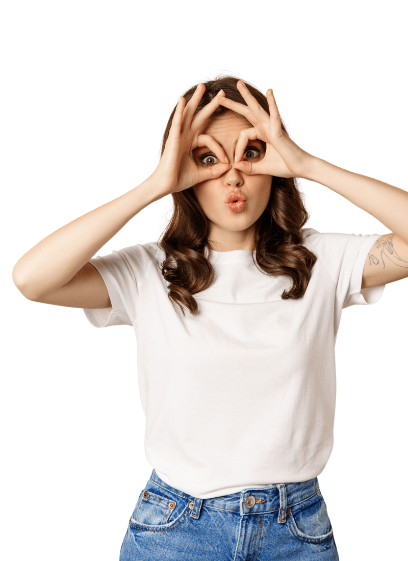 Mujer mirando con atención, con las manos formando unas gafas
