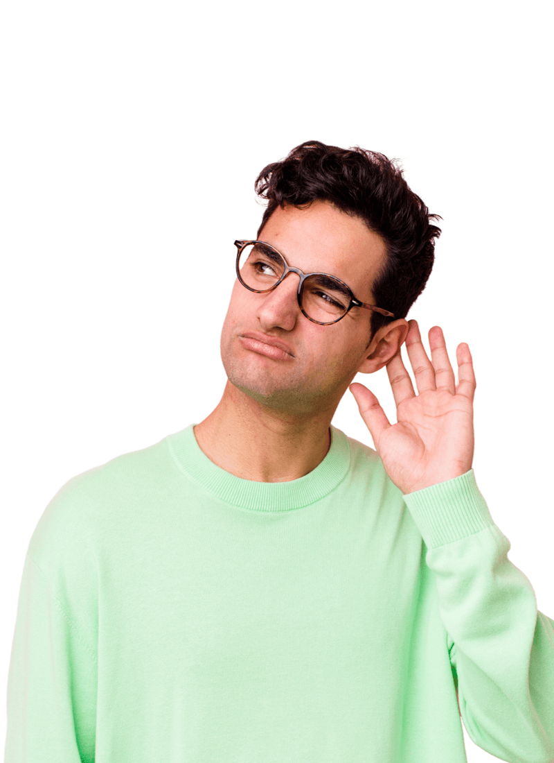 Hombre con la mano en la oreja, escuchando con atención