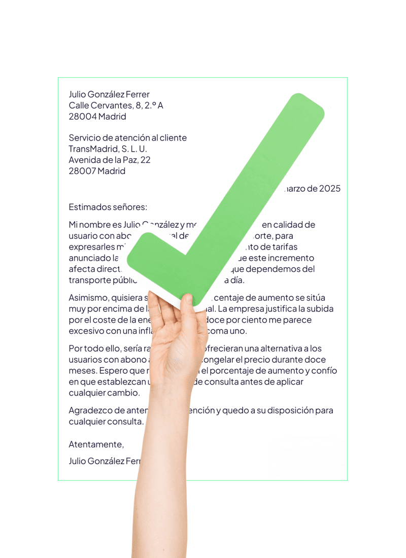Mano sosteniendo la carta formal terminada con una marca de verificación